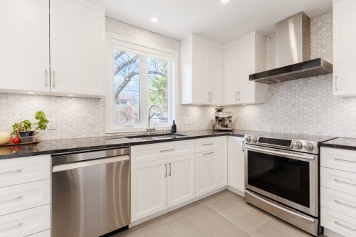 Cuisine - 126 Av. D'Embleton Crescent, Pointe-Claire, QC - Indoor Photo Showing Kitchen With Upgraded Kitchen