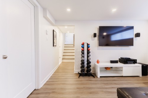 Salle familiale - 126 Av. D'Embleton Crescent, Pointe-Claire, QC - Indoor Photo Showing Other Room