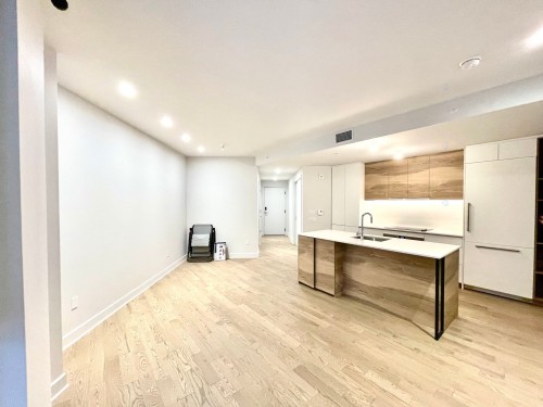 Salon - 404-605 Rue De L'Escale, Brossard, QC - Indoor