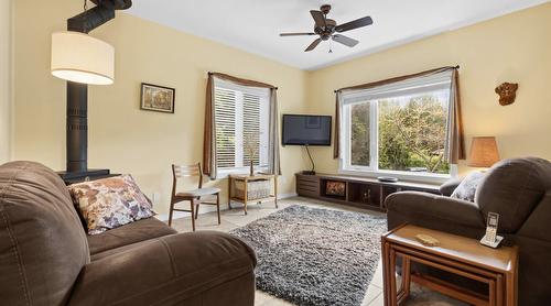 427 Bayles Road, Nakusp, BC - Indoor Photo Showing Living Room