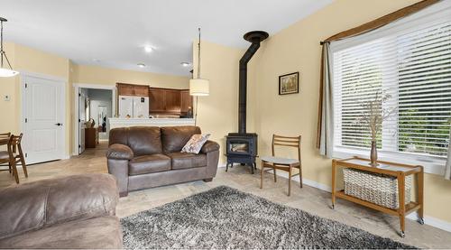 427 Bayles Road, Nakusp, BC - Indoor Photo Showing Living Room