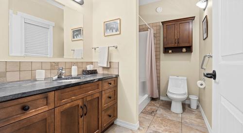 427 Bayles Road, Nakusp, BC - Indoor Photo Showing Bathroom
