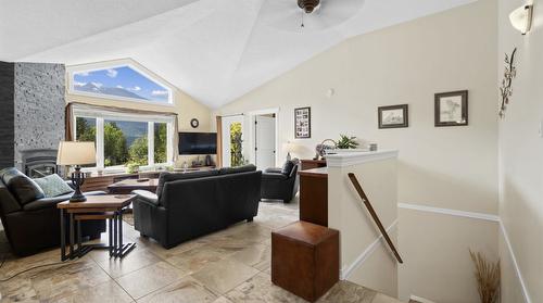 427 Bayles Road, Nakusp, BC - Indoor