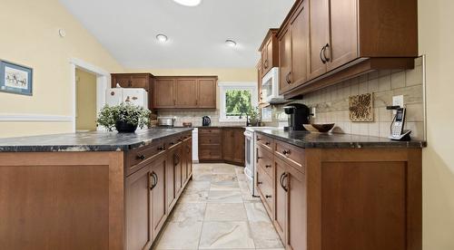 427 Bayles Road, Nakusp, BC - Indoor Photo Showing Kitchen