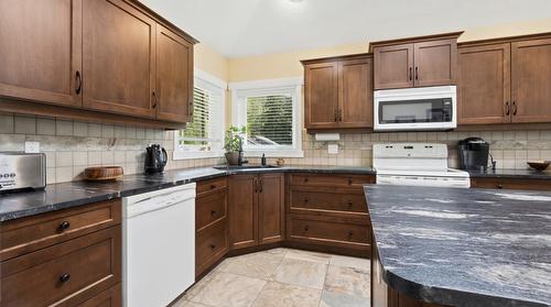 427 Bayles Road, Nakusp, BC - Indoor Photo Showing Kitchen