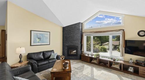 427 Bayles Road, Nakusp, BC - Indoor Photo Showing Living Room With Fireplace