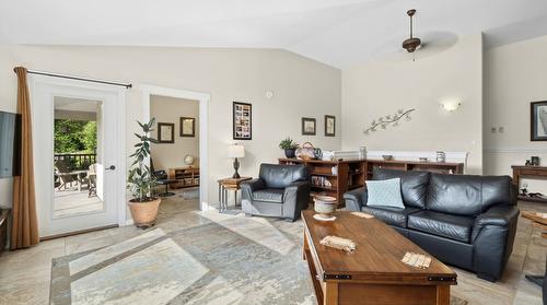 427 Bayles Road, Nakusp, BC - Indoor Photo Showing Living Room