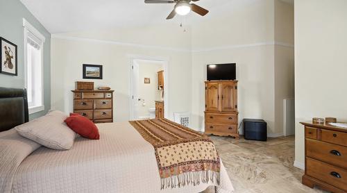 427 Bayles Road, Nakusp, BC - Indoor Photo Showing Bedroom