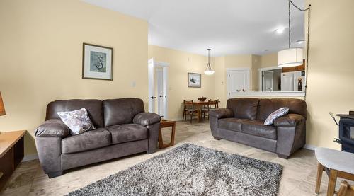 427 Bayles Road, Nakusp, BC - Indoor Photo Showing Living Room