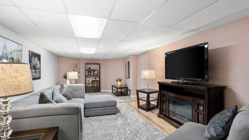 3577 Navatanee Drive, Kamloops, BC - Indoor Photo Showing Living Room