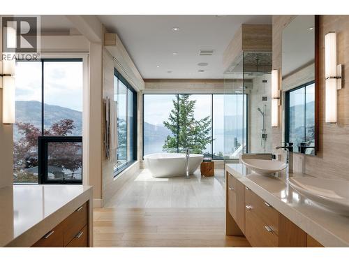 Primary Ensuite, Steam Shower, Soaker Tub - 228 Caliburn Court, Kelowna, BC - Indoor