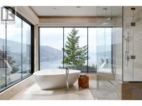 Not a Neighbour in Sight. Complete Privacy. - 228 Caliburn Court, Kelowna, BC - Indoor Photo Showing Bathroom