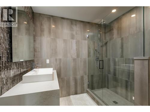 Full Ensuite - 228 Caliburn Court, Kelowna, BC - Indoor Photo Showing Bathroom