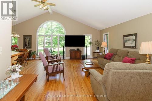 1020 Amelia Crescent, Gravenhurst (Morrison), ON - Indoor Photo Showing Living Room