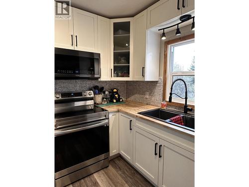5620 49 Street, Fort Nelson, BC - Indoor Photo Showing Kitchen With Double Sink