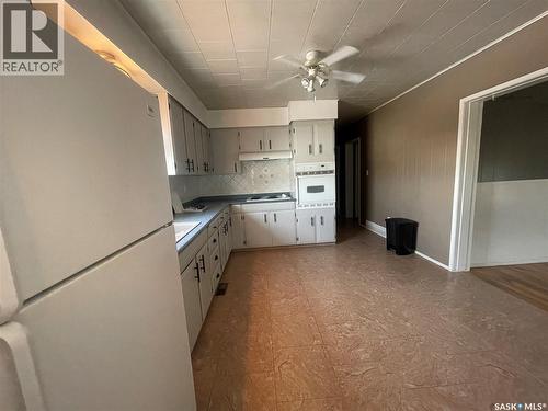 22 West Road, Kindersley, SK - Indoor Photo Showing Kitchen