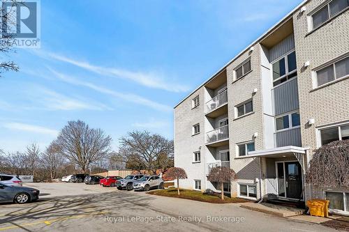 1 - 37 CONROY CRESCENT  Guelph (Dovercliffe Park/Old University), ON N1G 2V5