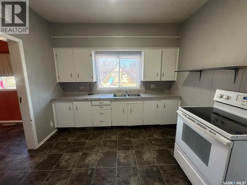 106 2Nd Avenue Se, Norquay, SK - Indoor Photo Showing Kitchen With Double Sink