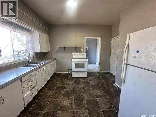 106 2Nd Avenue Se, Norquay, SK - Indoor Photo Showing Kitchen With Double Sink