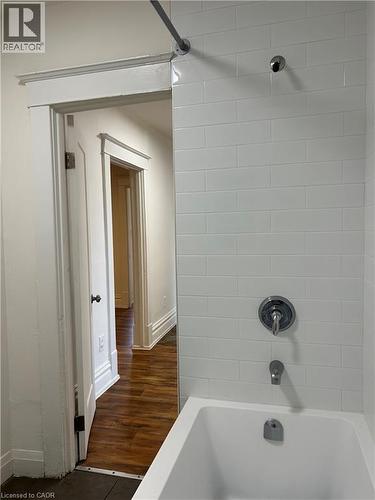3 Balmoral Avenue S Unit# 2, Hamilton, ON - Indoor Photo Showing Bathroom