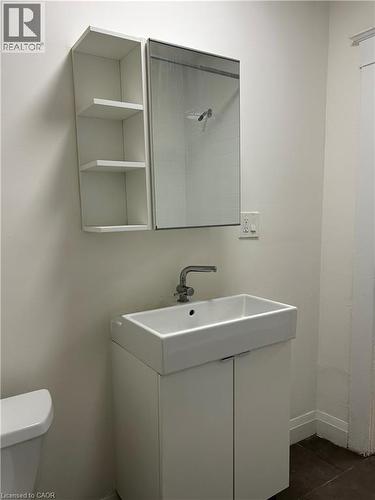 3 Balmoral Avenue S Unit# 2, Hamilton, ON - Indoor Photo Showing Bathroom