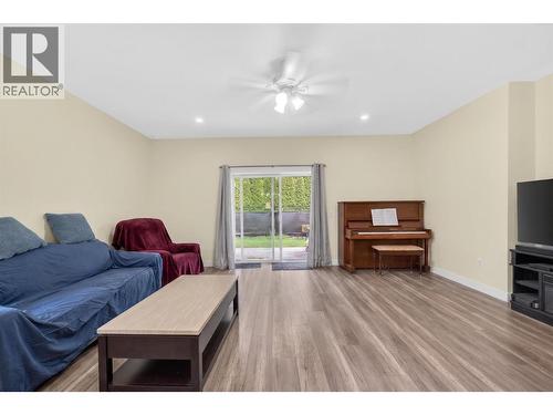 1123 Willow Row, Sicamous, BC - Indoor Photo Showing Living Room