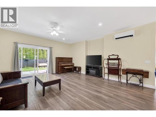 1123 Willow Row, Sicamous, BC - Indoor Photo Showing Living Room