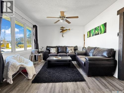 620 8Th Avenue Ne, Swift Current, SK - Indoor Photo Showing Living Room