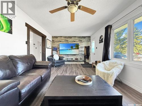 620 8Th Avenue Ne, Swift Current, SK - Indoor Photo Showing Living Room