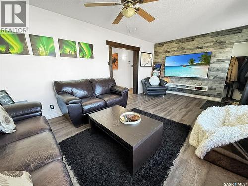 620 8Th Avenue Ne, Swift Current, SK - Indoor Photo Showing Living Room