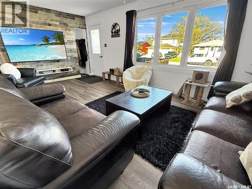 620 8Th Avenue Ne, Swift Current, SK - Indoor Photo Showing Living Room