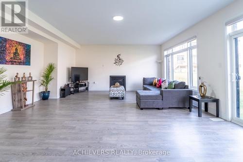 47 Daffodil Road, Springwater, ON - Indoor Photo Showing Living Room