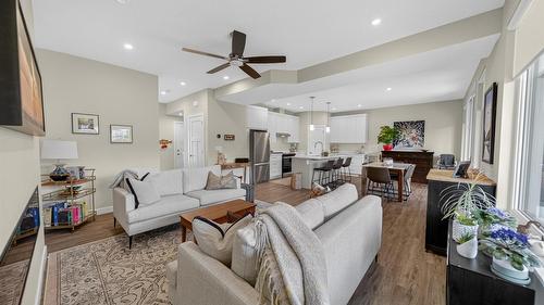2724 Huckleberry Lane, Kimberley, BC - Indoor Photo Showing Living Room