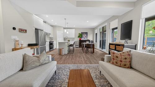 2724 Huckleberry Lane, Kimberley, BC - Indoor Photo Showing Living Room