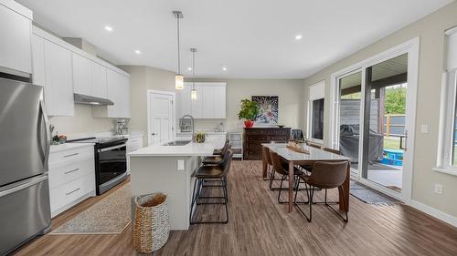 2724 Huckleberry Lane, Kimberley, BC - Indoor Photo Showing Kitchen With Upgraded Kitchen