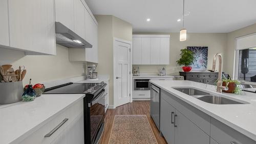 2724 Huckleberry Lane, Kimberley, BC - Indoor Photo Showing Kitchen With Double Sink