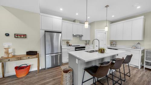2724 Huckleberry Lane, Kimberley, BC - Indoor Photo Showing Kitchen With Double Sink With Upgraded Kitchen