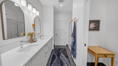 2724 Huckleberry Lane, Kimberley, BC - Indoor Photo Showing Bathroom