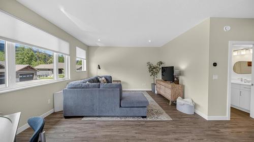 2724 Huckleberry Lane, Kimberley, BC - Indoor Photo Showing Living Room