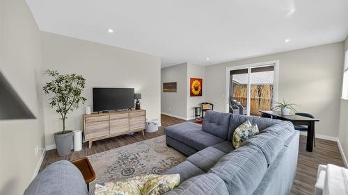2724 Huckleberry Lane, Kimberley, BC - Indoor Photo Showing Living Room