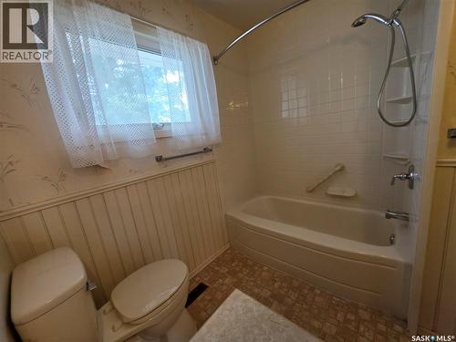 1446 Taylor Drive, Swift Current, SK - Indoor Photo Showing Bathroom