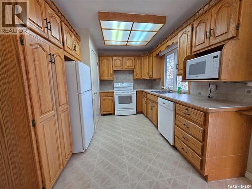 1446 Taylor Drive, Swift Current, SK - Indoor Photo Showing Kitchen With Double Sink