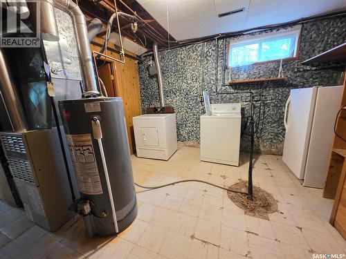 1446 Taylor Drive, Swift Current, SK - Indoor Photo Showing Laundry Room