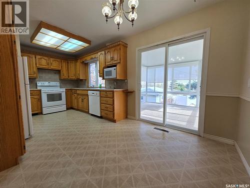 1446 Taylor Drive, Swift Current, SK - Indoor Photo Showing Kitchen
