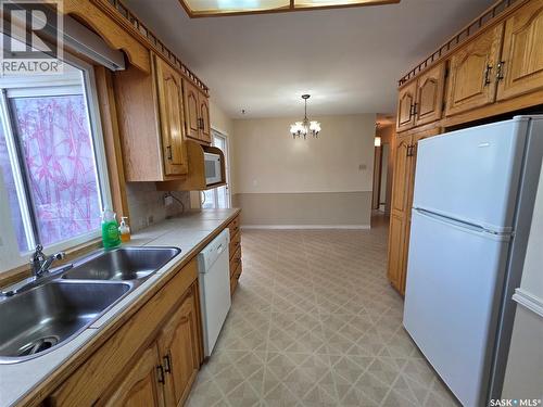 1446 Taylor Drive, Swift Current, SK - Indoor Photo Showing Kitchen With Double Sink