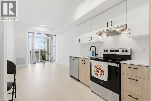 4878 Powers Common Unit# 123, Burlington, ON - Indoor Photo Showing Kitchen With Upgraded Kitchen
