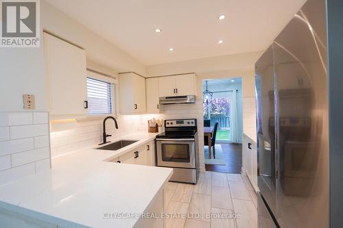 3912 Rushton Crescent, Mississauga, ON - Indoor Photo Showing Kitchen With Upgraded Kitchen