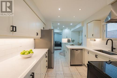 3912 Rushton Crescent, Mississauga, ON - Indoor Photo Showing Kitchen With Upgraded Kitchen