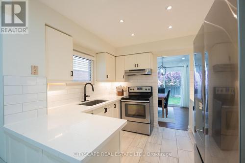 3912 Rushton Crescent, Mississauga, ON - Indoor Photo Showing Kitchen With Upgraded Kitchen
