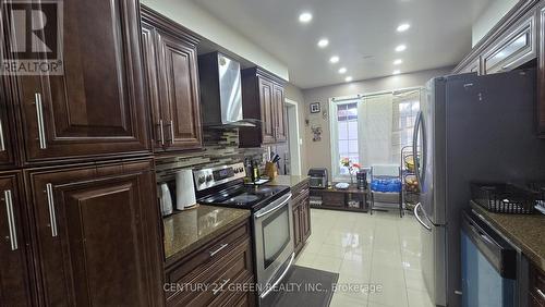 849 Millworks Crescent, Mississauga, ON - Indoor Photo Showing Kitchen With Upgraded Kitchen